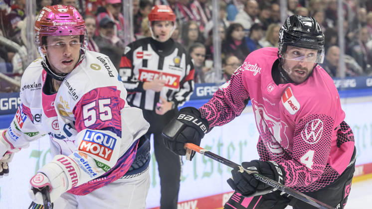 In the photo, from left: Jean Luc Foudy, Eisbären Berlin 55; Keaton Thompson, Grizzlys Wolfsburg 04; face-off, action, battle, fighting for the puck, GER, Berlin, ice hockey, DEL 1, Eisbären Berlin vs. Grizzlys Wolfsburg, at the Uber Arena, October 9, 2026, Copyright: HMBxMedia UwexKoch