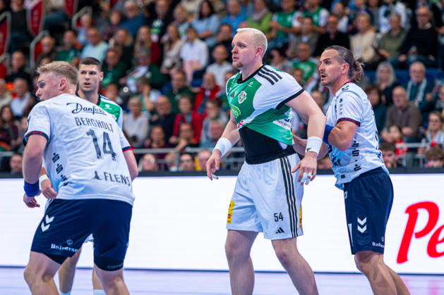 Justus Fischer, TSV Hannover Burgdorf, No. 54 (left), TSV Hannover Burgdorf (green) vs. SG Flensburg Handewitt (blue) on Matchday 8 of the 2026–2027 season in the Opel Handball Bundesliga, October 9, 2026, ZAG Arena Hannover, GER, Copyright: xJanxGuentherx xTSVxHannover-Burgdorfx