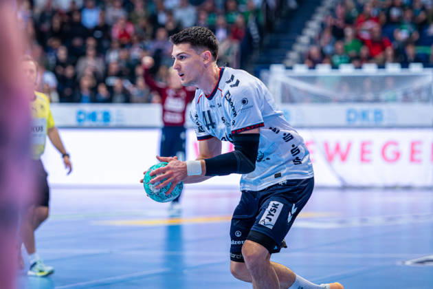 Aymeric Minne of SG Flensburg Handewitt, No. 44 (left), TSV Hannover Burgdorf (green) vs. SG Flensburg Handewitt (blue) on Matchday 8 of the 2026–2027 season in the Opel Handball Bundesliga on October 9, 2026, ZAG Arena Hannover, GER, Copyright: xJanxGuentherx xTSVxHannover-Burgdorfx