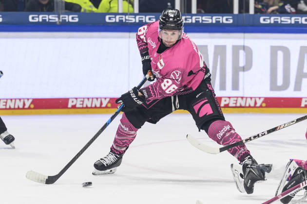 Pictured, from left: Tyler Morley of the Grizzlys Wolfsburg 86, on the attack, GER, Berlin, ice hockey, DEL 1, Eisbären Berlin vs. Grizzlys Wolfsburg, at the Uber Arena, October 9, 2026, Copyright: HMBxMedia UwexKoch