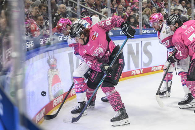 In the photo, from left: Matt Choupani, Grizzlys Wolfsburg 89; face-off, action, battle, fighting for the puck; GER, Berlin, ice hockey, DEL 1, Eisbären Berlin vs. Grizzlys Wolfsburg, at the Uber Arena, October 9, 2026, Copyright: HMBxMedia UwexKoch