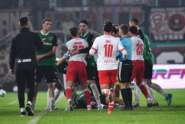 Preußen Münster vs. Rot Weiss Essen ** FOR EDITORIAL USE ONLY ** EDITORIAL USE ONLY ** p Soccer 3rd Division, Matchday 8: Preußen Münster vs. Rot-Weiss Essen on October 9, 2026, at the LVM Preußenstadion in Münster. The players are locked in a scuffle. Germany, North Rhine-Westphalia, Münster. Copyright ThorstenxTillmann Copyright: ThorstenxTillmann doc87yicqz8due15qn0hnn5 ,EDITORIAL USE ONLY Copyright: ThorstenxTillmann