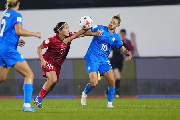 Turkiye v Slovenia - FIFA Women™s World Cup 2027 European Qualifiers Play-offs Round 1: First Leg ISTANBUL, TURKEY - OCTOBER 9: Busem Seker of Turkiye in action with Dominika Conc of Slovenia during the FIFA Women s World Cup 2027 European Qualifiers Play-offs Round 1 First Leg between Turkiye and Slovenia at Pendik Stadyumu on October 9, 2026 in Istanbul, Turkey. Istanbul Pendik Stadyumu Turkey Copyright: xYagizxGurtug PSxImagesxYagizxGurtug PSxImagesx