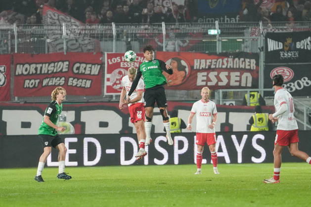 Germany 3rd Division 2026–2027, Matchday 8: SC Preußen Münster vs. Rot-Weiß Essen, Friday, October 9, 2026, LVM Preußenstadion, Münster, North Rhine-Westphalia, Germany; Heading duel: Montell Ndikom (SC Preußen Münster), 28, vs. Janne Sietan (RW Essen), 22 Copyright: xMerlexKölkingx