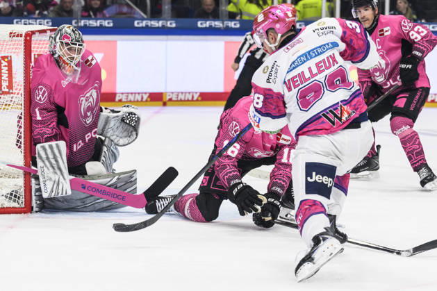 In the photo, from left: Dustin Strahlmeier, Grizzlys Wolfsburg 01; Yannick Veilleux, Eisbären Berlin 38; face-off, action, battle, fighting for the puck, GER, Berlin, ice hockey, DEL 1, Eisbären Berlin vs. Grizzlys Wolfsburg, at the Uber Arena, October 9, 2026, Copyright: HMBxMedia UwexKoch