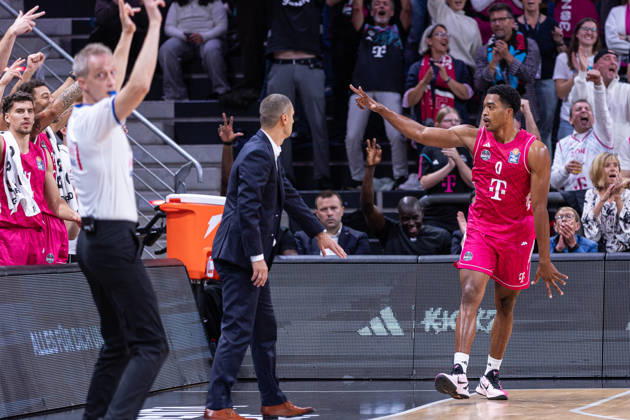 easyCredit Basketball Bundesliga, Telekom Baskets Bonn vs. Science City Jena, October 9, 2026 Marcus Foster of Telekom Baskets Bonn 0 celebrates a three-pointer with the bench easyCredit Basketball Bundesliga, Telekom Baskets Bonn vs. Science City Jena, October 9, 2026, Telekom Dome Bonn Copyright: xBEAUTIFULxSPORTS Derixx
