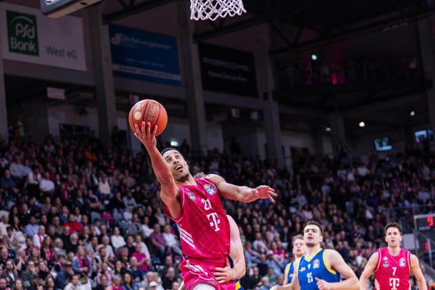 easyCredit Basketball Bundesliga, Telekom Baskets Bonn vs. Science City Jena, October 9, 2026: Joel Aminu of Telekom Baskets Bonn scores 21 points under pressure. easyCredit Basketball Bundesliga, Telekom Baskets Bonn vs. Science City Jena, October 9, 2026, Telekom Dome Bonn Copyright: xBEAUTIFULxSPORTS Derixx