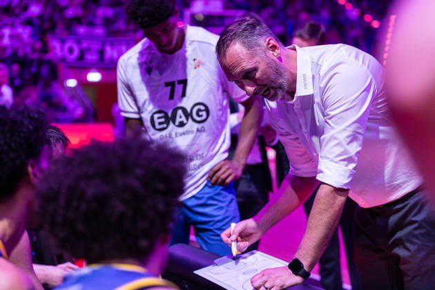 easyCredit Basketball Bundesliga, Telekom Baskets Bonn vs. Science City Jena, October 9, 2026: Steven Esterkamp, Science City Jena head coach, during a timeout. easyCredit Basketball Bundesliga, Telekom Baskets Bonn vs. Science City Jena, October 9, 2026, Telekom Dome Bonn Copyright: xBEAUTIFULxSPORTS Derixx