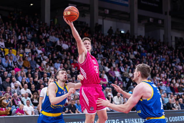 easyCredit Basketball Bundesliga, Telekom Baskets Bonn vs. Science City Jena, October 9, 2026 Patrick Heckmann of Telekom Baskets Bonn scores 33 points with his long arm easyCredit Basketball Bundesliga, Telekom Baskets Bonn vs. Science City Jena, October 9, 2026, Telekom Dome Bonn Copyright: xBEAUTIFULxSPORTS Derixx