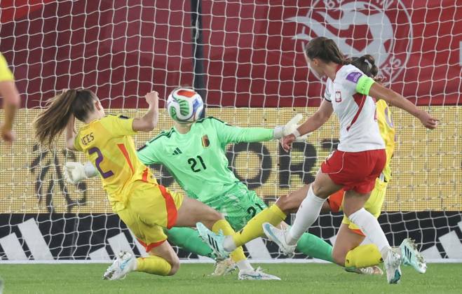 Belgium s Sari Kees; Belgium s goalkeeper Lowiese Seynhaeve and Poland s Ewa Pajor fight for the ball during a soccer game between Belgium s national women s team the Red Flames and Poland, on Friday 9 October 2026 in Leuven, the first leg of the play-off for the 2027 FIFA Women s World Cup. VIRGINIExLEFOUR  x189288750x