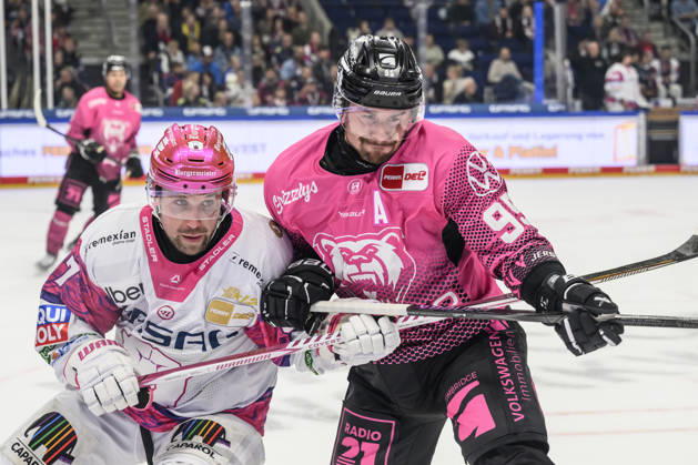 In the photo, from left: Gabriel Fontaine (Eisbären Berlin 97) and Fabio Pfohl (Grizzlys Wolfsburg 95), a face-off, action, battle, fighting for the puck, GER, Berlin, ice hockey, DEL 1, Eisbären Berlin vs. Grizzlys Wolfsburg, at the Uber Arena, October 9, 2026, Copyright: HMBxMedia UwexKoch