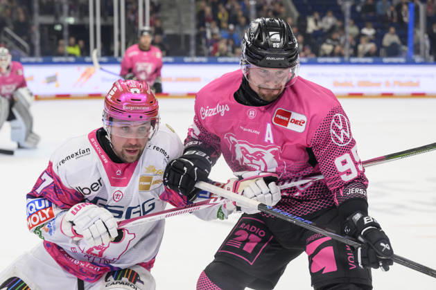 In the photo, from left: Gabriel Fontaine (Eisbären Berlin 97) and Fabio Pfohl (Grizzlys Wolfsburg 95), a face-off, action, battle, fighting for the puck, GER, Berlin, ice hockey, DEL 1, Eisbären Berlin vs. Grizzlys Wolfsburg, at the Uber Arena, October 9, 2026, Copyright: HMBxMedia UwexKoch
