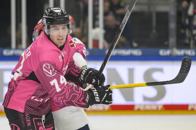 Pictured, from left: Lester Lancaster, Grizzlys Wolfsburg 74, GER, Berlin, ice hockey, DEL 1, Eisbären Berlin vs. Grizzlys Wolfsburg, at the Uber Arena, October 9, 2026, Copyright: HMBxMedia UwexKoch