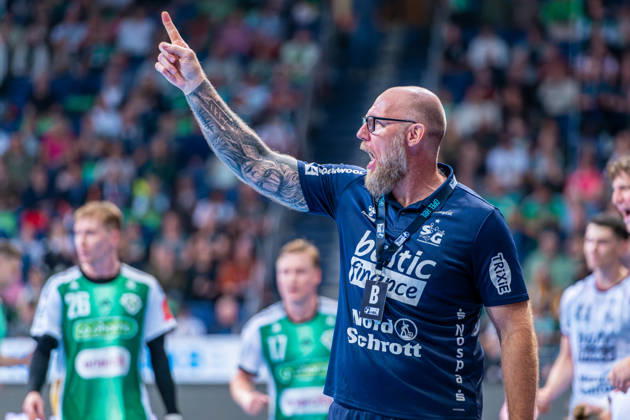 Aleö Pajovic, SG Flensburg Handewitt, coach (left), TSV Hannover Burgdorf (green) vs. SG Flensburg Handewitt (blue) on Matchday 8 of the 2026–2027 season in the Opel Handball Bundesliga on October 9, 2026, ZAG Arena Hannover, GER, Copyright: xJanxGuentherx xTSVxHannover-Burgdorfx