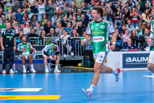 Renars Uscins of TSV Hannover Burgdorf, No. 10 from the left, TSV Hannover Burgdorf (green) vs. SG Flensburg Handewitt (blue) on Matchday 8 of the 2026–2027 season in the Opel Handball Bundesliga on October 9, 2026, ZAG Arena Hannover, GER, Copyright: xJanxGuentherx xTSVxHannover-Burgdorfx