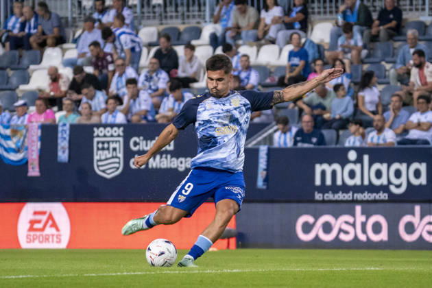 MALAGA, SPAIN - OCTOBER 9: Chupe (N9) during warm up before La Liga match between Malaga and RCD Espanyol at the Estadio de la Rosaleda on the 9th of October, 2026 in Malaga, Spain Copyright: xAndresxLopezxSheridanxx xSPPx Sportspressphoto_SPR249649