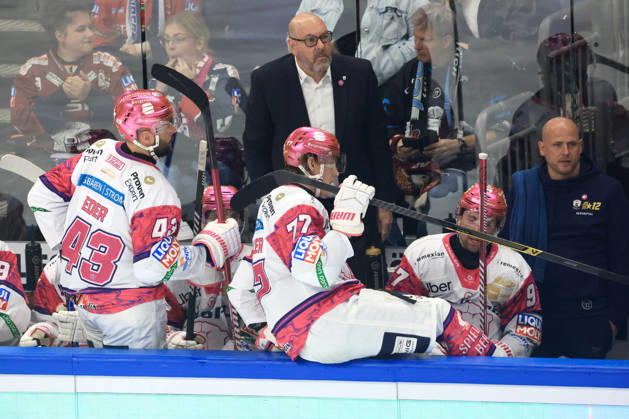 October 9, 2026, DEU, GER, Ice Hockey, Match Day, 2026–27 Season, Berlin, Eisbären Berlin vs. Grizzly Wolfsburg Head Coach Eric Dubois, Eisbären Berlin, Eisbären Bench, nordphoto GmbH, Engler, City, Über Arena, Federal State, Country Copyright: xNordphotox xEnglerx