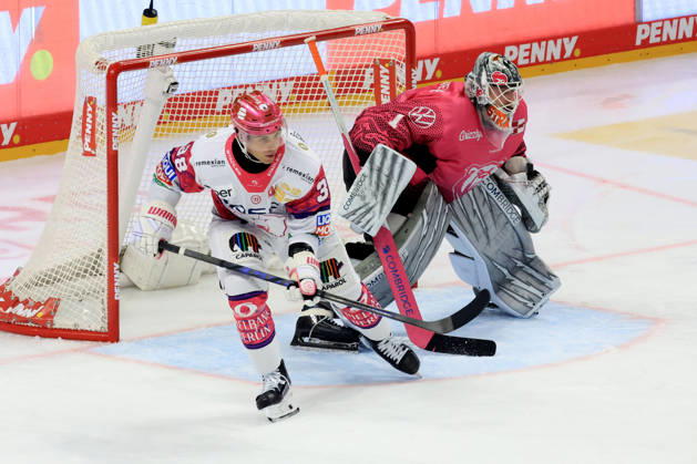 October 9, 2026, DEU, GER, Ice Hockey, Match Day, 2026–27 Season, Berlin, Eisbären Berlin vs. Grizzly Wolfsburg, Yannick Veilleux (Eisbären Berlin 38), Dustin Strahlmeier (Grizzly Wolfsburg 1), nordphoto GmbH, Engler, City, Über Arena, State, Country Copyright: xNordphotox xEnglerx