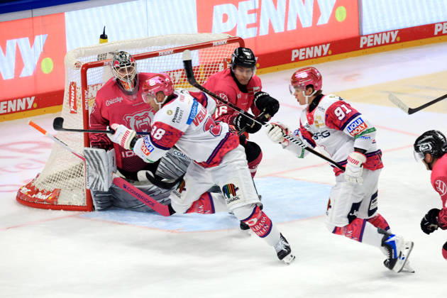 October 9, 2026, DEU, GER, Ice Hockey, Match Day, 2026–27 Season, Berlin, Eisbären Berlin vs. Grizzly Wolfsburg Yannick Veilleux Eisbären Berlin 38, Tobias Krestan Eisbären Berlin 91, Dustin Strahlmeier Grizzly Wolfsburg 1, Tommy Pasanen Grizzly Wolfsburg 16 nordphoto GmbH Engler City Uber Arena State Country Copyright: xNordphotox xEnglerx