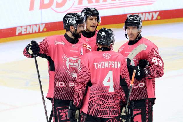October 9, 2026, DEU, GER, Ice Hockey, Match Day, 2026–27 Season, Berlin, Eisbären Berlin vs. Grizzly Wolfsburg, Wolfsburg Players, Keaton Thompson (Grizzly Wolfsburg 4), Spencer Machacek (Grizzly Wolfsburg 93), Julian Melchiori (Grizzly Wolfsburg 44), nordphoto GmbH, Engler City, Über Arena, State, Country Copyright: xNordphotox xEnglerx