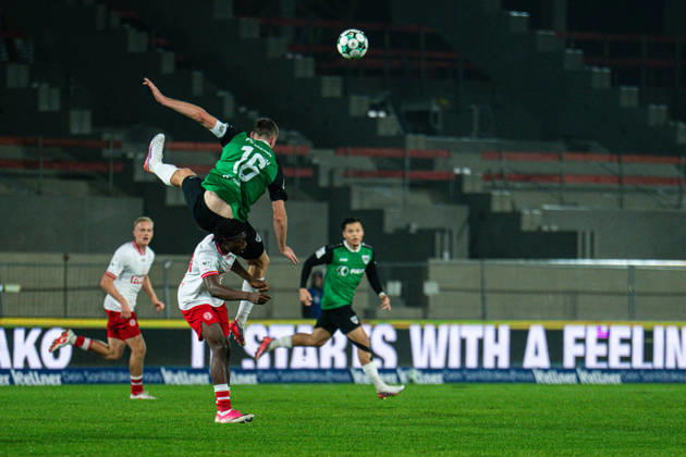 October 9, 2026, 3rd Division, Matchday 8, SC Preußen Münster vs. Rot-Weiss Essen at the LVM Preußenstadion; Torge Paetow of Münster falls to the ground during a header duel. IMPORTANT NOTICE: In accordance with DFB and DFL regulations, it is prohibited to use or allow the use of photographs taken in the stadium and or during the game in the form of sequential images and or video-like photo series Copyright: xJordyxFourgonx