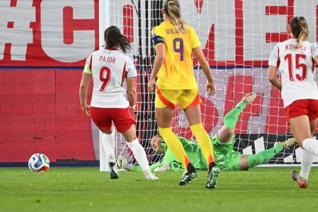 Belgium v Poland - FIFA Women s World Cup 2027 UEFA Qualifiers LEUVEN, BELGIUM - OCTOBER 09 : Seynhaeve Lowiese goalkeeper of Belgium stops a penalty during the FIFA Women s World Cup 2027 UEFA European Qualifiers play-offs round 1 path 2 first leg match between Belgium and Poland on October 9, 2026 in Leuven, Belgium, 09 10 2026 Leuven Belgium  Copyright: xVincentxKalutx