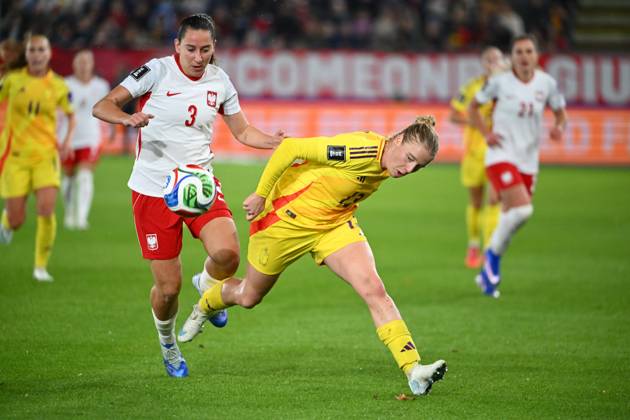 Belgium v Poland - FIFA Women s World Cup 2027 UEFA Qualifiers LEUVEN, BELGIUM - OCTOBER 09 : Wiktoria Zieniewicz of Poland fights for the ball with Dhont Elena forward of Belgium during the FIFA Women s World Cup 2027 UEFA European Qualifiers play-offs round 1 path 2 first leg match between Belgium and Poland on October 9, 2026 in Leuven, Belgium, 09 10 2026 Leuven Belgium  Copyright: xVincentxKalutx