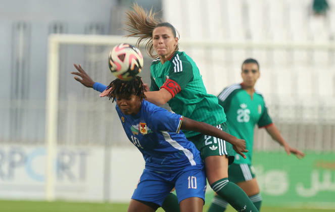 Algerie vs Republique centrafricaine feminine (Qualifications JO Dafeur Marine Alfreda (R) Joueuse d Algerie se bat pour le ballon, avec Dongole Tidot Rachelle de Republique centrafricaine, lors du match Algerie contre Republique centrafricaine feminine, Qualifications JO Los Angeles 2028, au Stade de 5 Juillet a Alger, en Algerie, le 09 Octobre 2026 (Photo By Billel Bensalem APPImages) Alger Algerie Copyright: xAlgà riexPressexPhotosxAPPxBillelxBensalemx xAPPxImagesx 670A1695