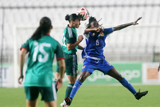 Algerie vs Republique centrafricaine feminine (Qualifications JO Ould Braham Amira (C) Joueuse d Algerie se bat pour le ballon, avec Yemela Emestine Raphaella de Republique centrafricaine, lors du match Algerie contre Republique centrafricaine feminine, Qualifications JO Los Angeles 2028, au Stade de 5 Juillet a Alger, en Algerie, le 09 Octobre 2026 (Photo By Billel Bensalem APPImages) Alger Algerie Copyright: xAlgÃ riexPressexPhotosxAPPxBillelxBensalemx xAPPxImagesx 670A1882