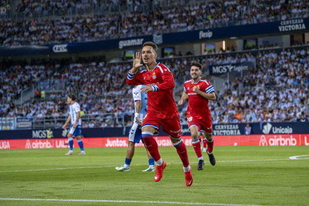 MALAGA, SPAIN - OCTOBER 9: Bryan Zaragoza (N15) celebrating Espanyol’s with his hand on his hear, taunting Malaga fans first goal during La Liga match between Malaga and RCD Espanyol at the Estadio de la Rosaleda on the 9th of October, 2026 in Malaga, Spain Copyright: xAndresxLopezxSheridanxx xSPPx Sportspressphoto_SPR249752