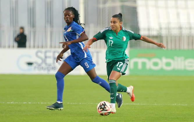 Algerie vs Republique centrafricaine feminine (Qualifications JO Belhoumou Ines (R) Joueuse d Algerie se bat pour le ballon, avec Padou Mandazou de Republique centrafricaine, lors du match Algerie contre Republique centrafricaine feminine, Qualifications JO Los Angeles 2028, au Stade de 5 Juillet a Alger, en Algerie, le 09 Octobre 2026 (Photo By Billel Bensalem APPImages) Alger Algerie Copyright: xAlgà riexPressexPhotosxAPPxBillelxBensalemx xAPPxImagesx 670A1705
