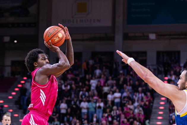 easyCredit Basketball Bundesliga, Telekom Baskets Bonn vs. Science City Jena, October 9, 2026 John Michael Wright of Telekom Baskets Bonn hits a three-pointer easyCredit Basketball Bundesliga, Telekom Baskets Bonn vs. Science City Jena, October 9, 2026, Telekom Dome Bonn Copyright: xBEAUTIFULxSPORTS Derixx