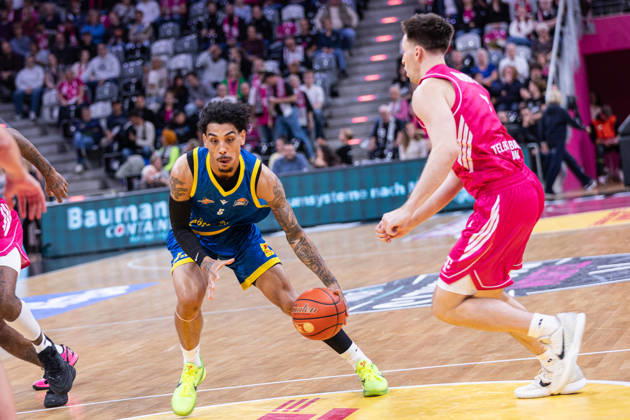 easyCredit Basketball Bundesliga, Telekom Baskets Bonn vs. Science City Jena, October 9, 2026: Terrence Edwards (Science City Jena) 5 and Grayson Murphy (Telekom Baskets Bonn) 7; easyCredit Basketball Bundesliga, Telekom Baskets Bonn vs. Science City Jena, October 9, 2026, Telekom Dome Bonn Copyright: xBEAUTIFULxSPORTS Derixx