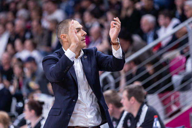 easyCredit Basketball Bundesliga, Telekom Baskets Bonn vs. Science City Jena, October 9, 2026 Marko Stankovic, head coach of Telekom Baskets Bonn, applauds easyCredit Basketball Bundesliga, Telekom Baskets Bonn vs. Science City Jena, October 9, 2026, Telekom Dome Bonn Copyright: xBEAUTIFULxSPORTS Derixx