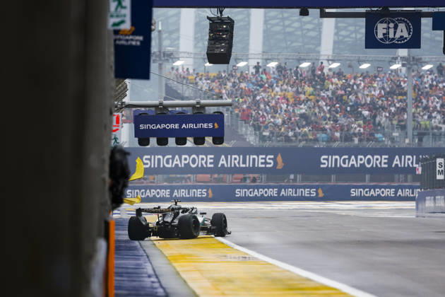 F1 - SINGAPORE GRAND PRIX 2026 RUSSELL George (gbr), Mercedes AMG F1 Team W17, portrait, crash, accident, rain, pluie, during the 2026 Formula 1 Singapore Grand Prix, 17th round of the 2026 Formula One World Championship, WM, Weltmeisterschaft from October 9 to 11, 2026 on the Marina Bay Street Circuit, in Singapore, Singapore - SingaporeSingapore Copyright: xDPPIx