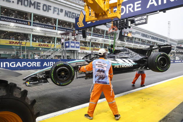Sport Bilder des Tages Formula 1 Singapore Airlines Singapore Grand Prix 2026 George Russell (GBR), Mercedes-AMG PETRONAS Formula One Team , W17, Car 63 out of the sprint race during Formula 1 Singapore Airlines Singapore Grand Prix 2026 on October 10., 2026 in Marina Bay Street Circuit, Singapore, Zsombor Toth Singapore Marina Bay Street Circuit Singapore Singapore Copyright: xZsomborxTothx