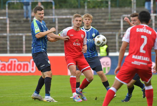October 10, 2026, GER, Soccer, Regionalliga West, 2026–2027 Season, Matchday 12, Ohlendorf Stadium in Heidewald, Gütersloh FC vs. SF Siegen 0–5, Björn Rother (FC Gütersloh, left) vs. Elias Paul Huth (SF Siegen), action, duel, tackle