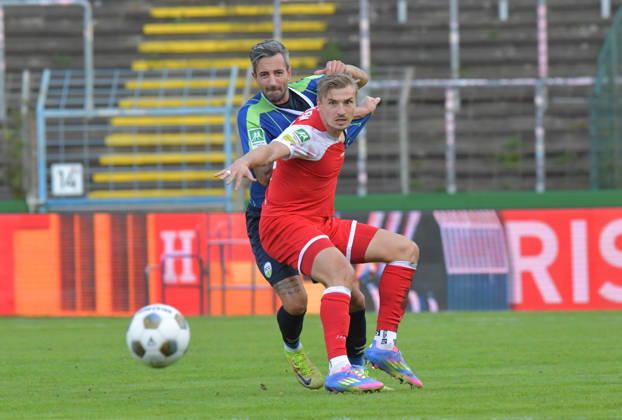 October 10, 2026, GER, Soccer, Regionalliga West, 2026–2027 Season, Matchday 12, Ohlendorf Stadium in Heidewald, Gütersloh FC vs. SF Siegen 0–5, Kevin Hingerl (FC Gütersloh, left) vs. Elias Paul Huth (SF Siegen), action, duel, tackle