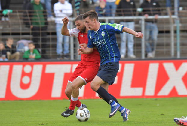 October 10, 2026, GER, Soccer, Regionalliga West, 2026–2027 Season, Matchday 12, Ohlendorf Stadium in Heidewald, Gütersloh FC vs. SF Siegen 0–5, Aleksandar Kandic (FC Gütersloh, right) vs. Serhat Semih Güler (SF Siegen), action, duel, tackle
