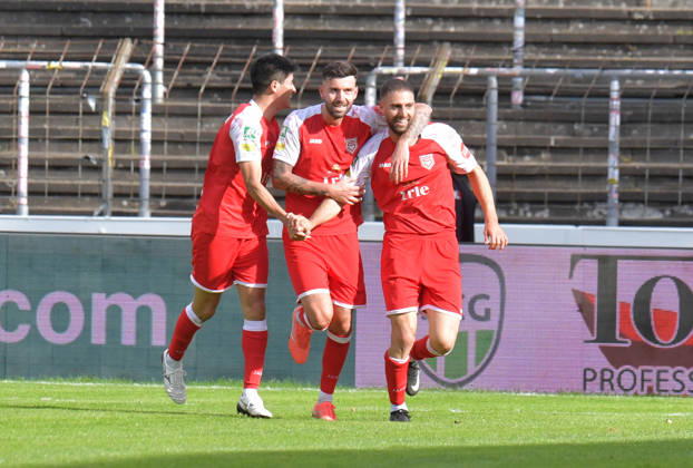 October 10, 2026, GER, Soccer, Regionalliga West, 2026–2027 Season, Matchday 12, Ohlendorf Stadium in Heidewald, Gütersloh FC vs. SF Siegen 0–5, Goal Celebration by SF Siegen’s Rikuhei Nabesaka, Dennis Brock and goal scorer Serhat Semih Güler, all from SF Siegen, from left, action, single frame, landscape orientation, facial expressions, gestures, celebration, cheering, joy, happiness