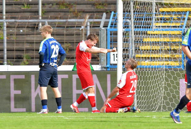 October 10, 2026, Germany, Soccer, Regionalliga West, 2026–2027 Season, Matchday 12, Ohlendorf Stadium in Heidewald, Gütersloh FC vs. SF Siegen 0–5. Goal celebration: SF Siegen’s Konstantin Gerhardt and goal scorer Elias Paul Huth, both of SF Siegen (from left), celebrate the 0–1 goal, Erik Lanfer of FC Gütersloh looks disappointed; action shot, single frame, horizontal, facial expressions, gestures, celebration, cheering, joy, happiness