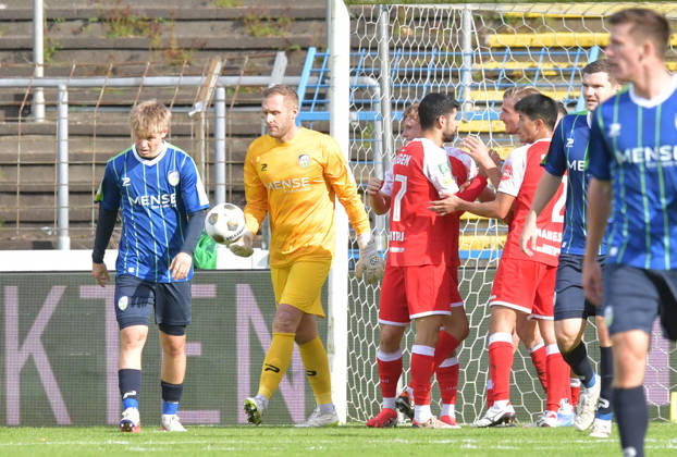 October 10, 2026, GER, Soccer, Regionalliga West, 2026–2027 Season, Matchday 12, Ohlendorf Stadium in Heidewald, Gütersloh FC vs. Gütersloh SF Siegen 0–5: Erik Lanfer and Jarno Peters (both of FC Gütersloh), pictured from the left, look disappointed after the 0–1 loss; action shot, single frame, horizontal composition, facial expressions, gestures, disappointed, disappointment