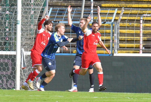 October 10, 2026, GER, Soccer, Regionalliga West, 2026–2027 Season, Matchday 12, Ohlendorf Stadium in Heidewald, Gütersloh FC vs. SF Siegen 0–5 Goal celebration: SF Siegen goal scorer Serhat Semih Güler; SF Siegen celebrates the 0–2 goal, Erik Lanfer (FC Gütersloh) protests a handball call; action; still frame; wide shot; facial expressions; gestures; celebration; cheering; joy; delight