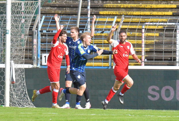 October 10, 2026, GER, Soccer, Regionalliga West, 2026–2027 Season, Matchday 12, Ohlendorf Stadium in Heidewald, Gütersloh FC vs. SF Siegen 0–5 Goal celebration: SF Siegen goal scorer Serhat Semih Güler; SF Siegen celebrates the 0–2 goal, Erik Lanfer (FC Gütersloh) protests a handball call; action; still frame; wide shot; facial expressions; gestures; celebration; cheering; joy; delight