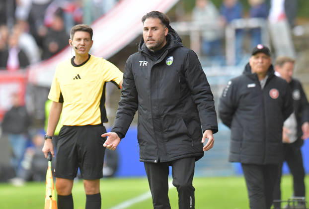 October 10, 2026, GER, Soccer, Regionalliga West, 2026–2027 Season, Matchday 12, Ohlendorf Stadium in Heidewald, Gütersloh FC vs. SF Siegen 0–5, Julian Hesse, FC Gütersloh Coach, Action, Single Frame, Landscape, Facial Expressions, Gestures, Coach