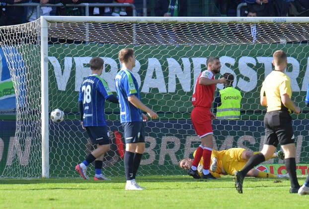 October 10, 2026, GER, Soccer, Regionalliga West, 2026–2027 Season, Matchday 12, Ohlendorf Stadium in Heidewald, Gütersloh FC vs. SF Siegen 0–5; Goal scorer: Jan Luca Rumpf (SF Siegen); not pictured: Jarno Peters, who scored the 0–3 goal; FC Gütersloh is helpless; action; still image; landscape orientation; goal; score; penalty area scene