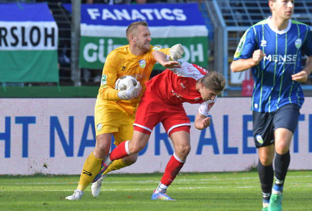 October 10, 2026, Germany, Soccer, Regionalliga West, 2026–2027 Season, Matchday 12, Ohlendorf Stadium in Heidewald, Gütersloh FC vs. SF Siegen 0–5. Goalkeeper Jarno Peters of FC Gütersloh (left) against Elias Paul Huth of SF Siegen—action, duel, tackle