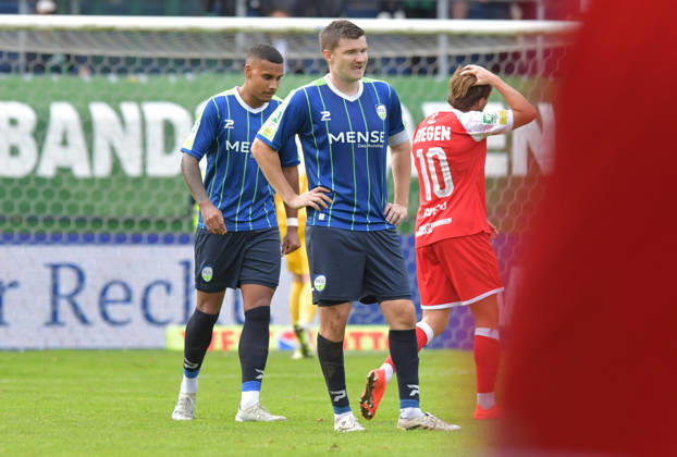 October 10, 2026, GER, Soccer, Regionalliga West, 2026–2027 Season, Matchday 12, Ohlendorf Stadium in Heidewald, Gütersloh FC vs. SF Siegen 0–5, David Winke and Björn Rother (both FC Gütersloh), from left, in action, single frame, landscape orientation, facial expressions, gestures, disappointed, disappointment
