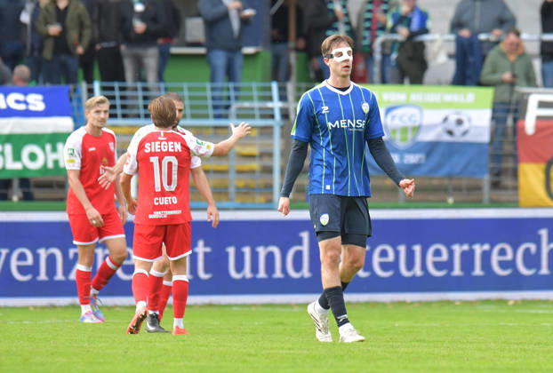 October 10, 2026, GER, Soccer, Regionalliga West, 2026–2027 Season, Matchday 12, Ohlendorf Stadium in Heidewald, Gütersloh FC vs. SF Siegen 0–5. Jannik Borgmann of FC Gütersloh looks disappointed after the 0–4 loss. Action, single frame, horizontal, facial expressions, gestures, disappointed, disappointment