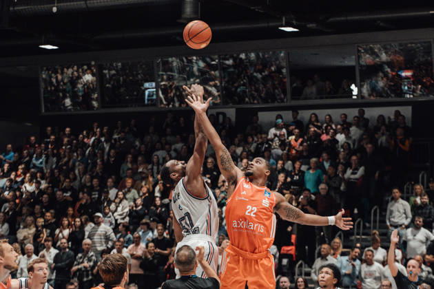 easyCredit Basketball Bundesliga, Matchday 5, Niners Chemnitz vs. Bayern Munich, October 10, 2026, starting at 4:00 p.m., Chemnitz, Chemnitz Arena. Pictured: No. 22 Nighaeal Ceaser, No. 50 Austin Wiley. easyCredit Basketball Bundesliga, Matchday 5, Niners Chemnitz vs. Bayern Munich, Chemnitz, Saxony, Germany Copyright: xEHLxMedia MichelxKöhlerx 20261010-Niners-Chemnitz-Bayern-M__nchen-002